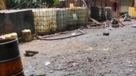Kondisi gudang yang diduga menjadi lokasi penimbunan BBM jenis solar ilegal di kawasan Jalan Lingkar Muara Bungo. ( Poto : istimewa ).