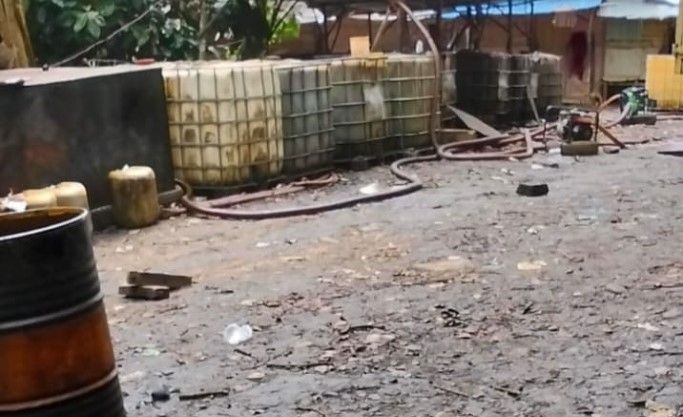 Kondisi gudang yang diduga menjadi lokasi penimbunan BBM jenis solar ilegal di kawasan Jalan Lingkar Muara Bungo. ( Poto : istimewa ).