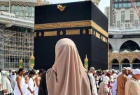 Jemaah haid tawaf ifadah tetap bisa menjalankan ibadah dengan sah. Simak solusi dan keringanan fikih bagi perempuan saat haid dalam pelaksanaan haji.( Poto : HIMPUH NEWS ).