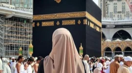 Jemaah haid tawaf ifadah tetap bisa menjalankan ibadah dengan sah. Simak solusi dan keringanan fikih bagi perempuan saat haid dalam pelaksanaan haji.( Poto : HIMPUH NEWS ).