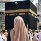Jemaah haid tawaf ifadah tetap bisa menjalankan ibadah dengan sah. Simak solusi dan keringanan fikih bagi perempuan saat haid dalam pelaksanaan haji.( Poto : HIMPUH NEWS ).