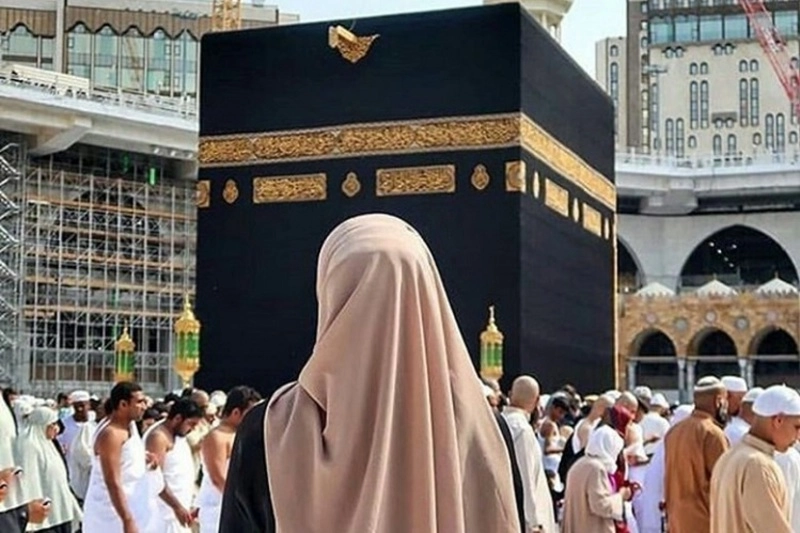 Jemaah haid tawaf ifadah tetap bisa menjalankan ibadah dengan sah. Simak solusi dan keringanan fikih bagi perempuan saat haid dalam pelaksanaan haji.( Poto : HIMPUH NEWS ).