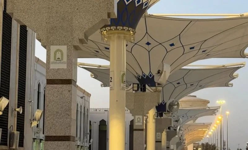 Arab Saudi Pasang Payung Pendingin di Masjid Namira untuk Lindungi Jemaah Haji 2026.( Poto : HIMPUH NEWS ).