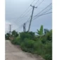 Tiang PLN miring di Perumahan Griya Assalam Alam Barajo Jambi belum diperbaiki meski warga sudah melapor sejak setahun lalu.( Poto : TribunJambi.com ).