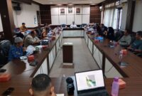 Rapat DPRD Tebo membahas sengketa lahan KTH Satria bersama PT Lestari Asri Jaya.( Poto : JAMBIPRIMA.COM ).