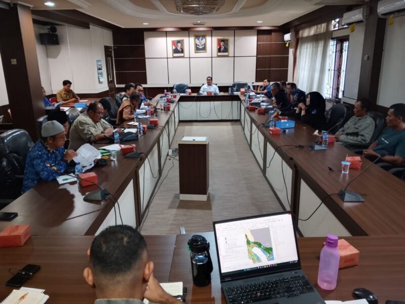 Rapat DPRD Tebo membahas sengketa lahan KTH Satria bersama PT Lestari Asri Jaya.( Poto : JAMBIPRIMA.COM ).
