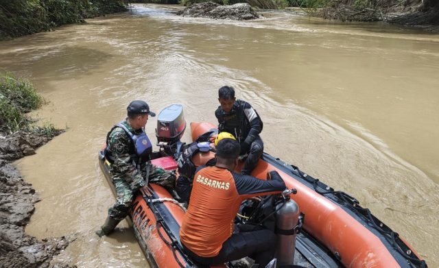 Tim SAR gabungan melakukan pencarian Yahya (57) yang diduga hilang di Sungai Batang Mesumai. ( Poto : Akses Jambi ).