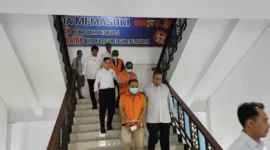Eks Kadisdik Jambi ditahan dalam kasus korupsi DAK SMK 2021 yang merugikan negara Rp21,8 miliar. Polisi juga menetapkan dua tersangka lainnya.( Poto : ANTARA ).
