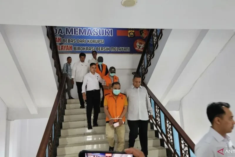 Eks Kadisdik Jambi ditahan dalam kasus korupsi DAK SMK 2021 yang merugikan negara Rp21,8 miliar. Polisi juga menetapkan dua tersangka lainnya.( Poto : ANTARA ).