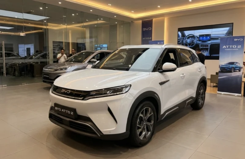 BYD Atto 2 hadir dengan interior hijau neon futuristik, performa bertenaga, dan fitur modern yang siap meramaikan pasar SUV listrik Indonesia. ( Poto : AKURAT JAKARTA,CO ).