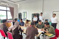 Kejari Jambi menahan 3 tersangka kasus korupsi pengadaan bahan kimia di Tirta Mayang dengan kerugian negara Rp4,4 miliar.( Poto : ANTARA ).