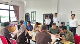 Kejari Jambi menahan 3 tersangka kasus korupsi pengadaan bahan kimia di Tirta Mayang dengan kerugian negara Rp4,4 miliar.( Poto : ANTARA ).