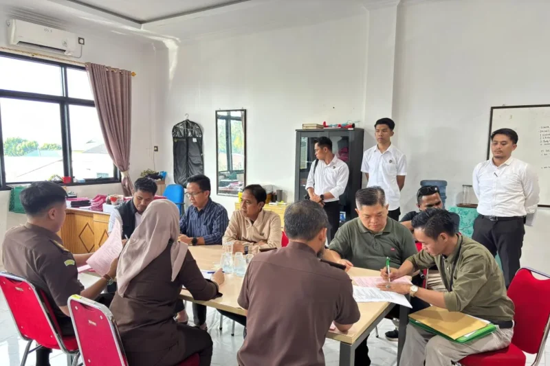 Kejari Jambi menahan 3 tersangka kasus korupsi pengadaan bahan kimia di Tirta Mayang dengan kerugian negara Rp4,4 miliar.( Poto : ANTARA ).