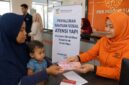 Petugas melayani pencairan bantuan sosial ATENSI YAPI kepada keluarga penerima manfaat ( Poto : jambiprima.com )