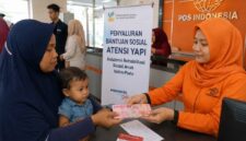 Petugas melayani pencairan bantuan sosial ATENSI YAPI kepada keluarga penerima manfaat ( Poto : jambiprima.com )