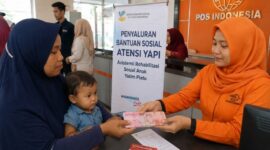 Petugas melayani pencairan bantuan sosial ATENSI YAPI kepada keluarga penerima manfaat ( Poto : jambiprima.com )