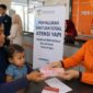 Petugas melayani pencairan bantuan sosial ATENSI YAPI kepada keluarga penerima manfaat ( Poto : jambiprima.com )
