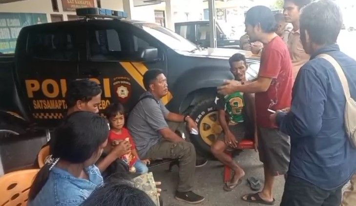Warga Suku Anak Dalam (SAD) di Tebo mendatangi Polres Tebo untuk mempertanyakan lambannya penanganan laporan.( Poto : JAMBIPRIMA.COM ).