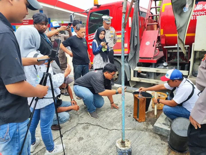 Demo AWaSI di SPBU Nusa Indah Jambi berlangsung tertib. Massa aksi menyaksikan langsung uji tera BBM untuk memastikan transparansi distribusi bahan bakar.( Poto : editor news.id ).