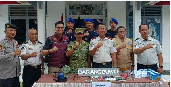 Lapas Muara Bungo menggelar razia blok hunian dan tes urine warga binaan untuk memberantas HALINAR serta menjaga keamanan dan ketertiban lapas.( Poto : JAMBI PRIMA.COM ).