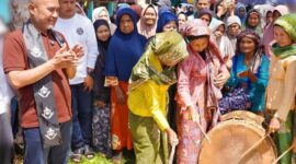 Bupati Dedy Putra membuka langsung acara budaya tahunan itu di Tepian Lamo Masjid Al-Furqon, Kamis (28/5/2026).( Poto : jambiprima.com ).