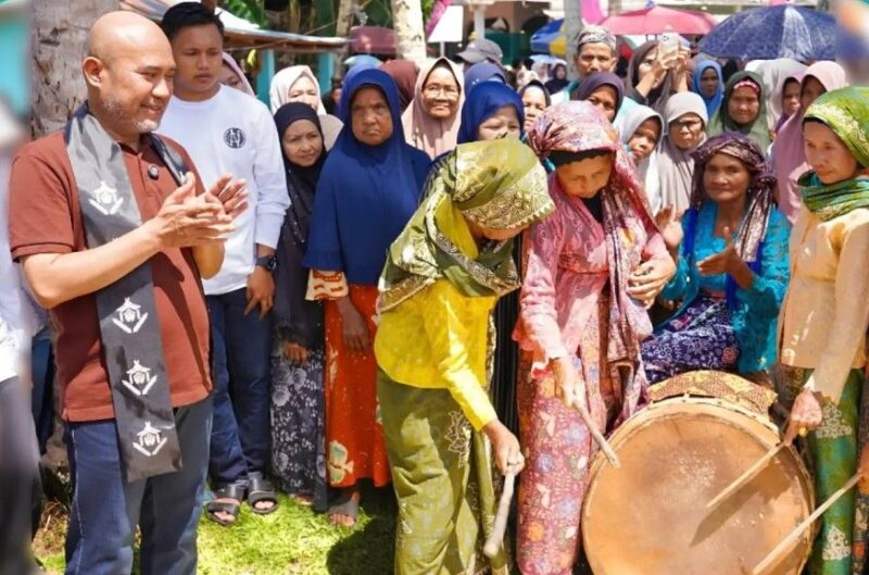 Bupati Dedy Putra membuka langsung acara budaya tahunan itu di Tepian Lamo Masjid Al-Furqon, Kamis (28/5/2026).( Poto : jambiprima.com ).