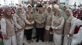 Gubernur Jambi, Al Haris, hadir langsung dalam pelepasan jamaah.( Poto : JambiPrima.com )