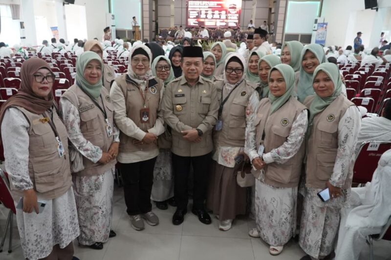 Gubernur Jambi, Al Haris, hadir langsung dalam pelepasan jamaah.( Poto : JambiPrima.com )
