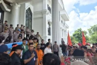 Pemerintah Provinsi Jambi hadir langsung di tengah massa aksi yang berlangsung di Kantor Gubernur Jambi.( Poto : ANTARA )