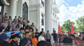 Pemerintah Provinsi Jambi hadir langsung di tengah massa aksi yang berlangsung di Kantor Gubernur Jambi.( Poto : ANTARA )