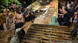 Polres Bungo berhasil menyita ekskavator dari tambang emas ilegal di Sungai Telang setelah sempat dihadang warga selama 10 jam.( Poto : ANTARA/ HUMAS POLRES BUNGO).