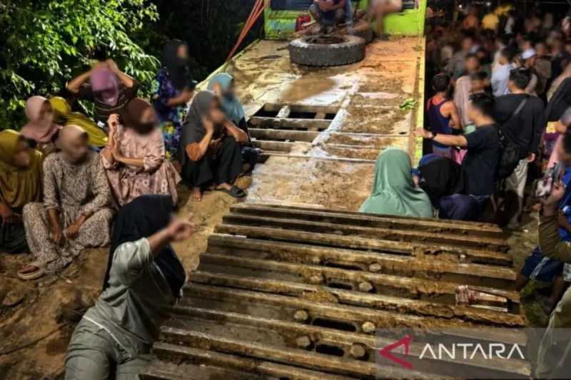 Polres Bungo berhasil menyita ekskavator dari tambang emas ilegal di Sungai Telang setelah sempat dihadang warga selama 10 jam.( Poto : ANTARA/ HUMAS POLRES BUNGO).