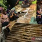 Polres Bungo berhasil menyita ekskavator dari tambang emas ilegal di Sungai Telang setelah sempat dihadang warga selama 10 jam.( Poto : ANTARA/ HUMAS POLRES BUNGO).