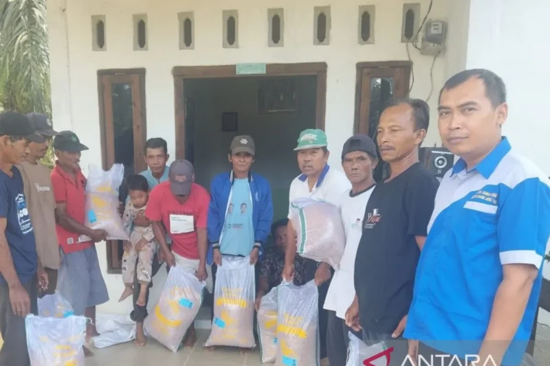 Pemkab Tanjung Jabung Timur menyalurkan 104 ton benih padi Kementan untuk 3.371 hektare sawah.( Poto : ANTARA / Dinas TPH Tanjab Timur ).