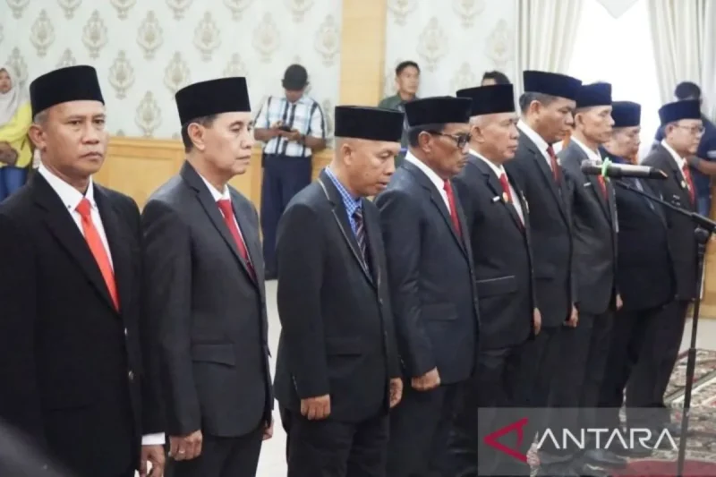 Bupati Sarolangun H. Hurmin merotasi 9 pejabat eselon II untuk memperkuat kinerja OPD dan meningkatkan efektivitas pelayanan publik di lingkungan Pemkab Sarolangun.( Poto : ANTARA ).