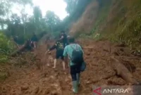 Longsor di tiga titik memutus akses menuju Desa Koto Rawang, Kecamatan Jangkat, Kabupaten Merangin. Sekitar 250 warga terisolasi. ( Poto : ANTARA ).