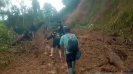 Longsor di tiga titik memutus akses menuju Desa Koto Rawang, Kecamatan Jangkat, Kabupaten Merangin. Sekitar 250 warga terisolasi. ( Poto : ANTARA ).