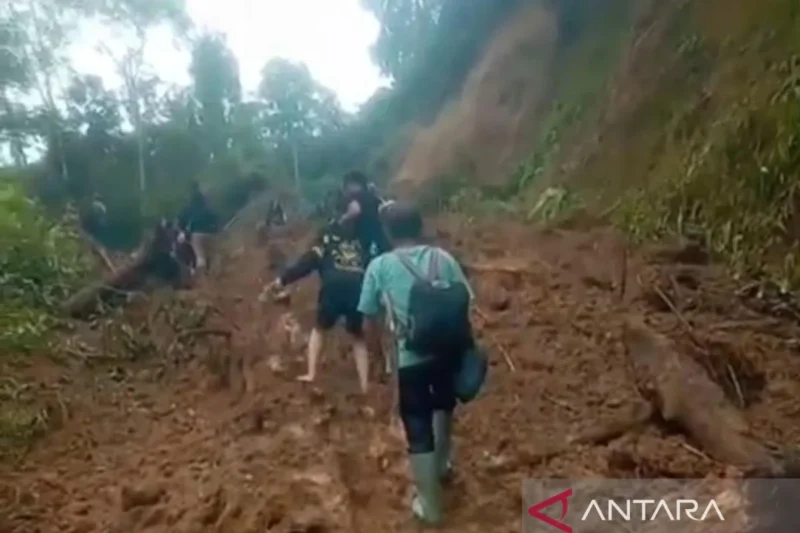 Longsor di tiga titik memutus akses menuju Desa Koto Rawang, Kecamatan Jangkat, Kabupaten Merangin. Sekitar 250 warga terisolasi. ( Poto : ANTARA ).