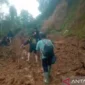 Longsor di tiga titik memutus akses menuju Desa Koto Rawang, Kecamatan Jangkat, Kabupaten Merangin. Sekitar 250 warga terisolasi. ( Poto : ANTARA ).