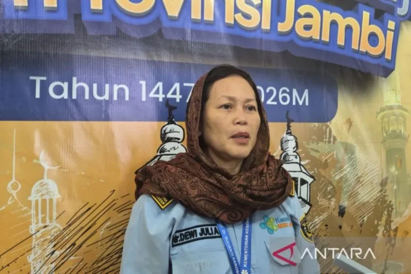 BKK Jambi melakukan observasi intensif terhadap calon haji asal Kerinci di Asrama Haji Jambi karena dugaan penyakit jantung dan asma.( Poto : ANTARA / Agus Suprayitno ).