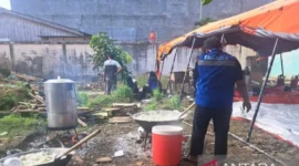 Pemkab Bungo mengoperasikan dua dapur umum untuk memenuhi kebutuhan pangan warga terdampak banjir di Kecamatan Bathin III, Bungo Dani, dan Pasar Muaro Bungo.( Poto ANTARA ).