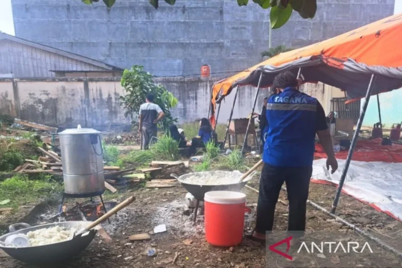 Pemkab Bungo mengoperasikan dua dapur umum untuk memenuhi kebutuhan pangan warga terdampak banjir di Kecamatan Bathin III, Bungo Dani, dan Pasar Muaro Bungo.( Poto ANTARA ).