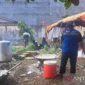 Pemkab Bungo mengoperasikan dua dapur umum untuk memenuhi kebutuhan pangan warga terdampak banjir di Kecamatan Bathin III, Bungo Dani, dan Pasar Muaro Bungo.( Poto ANTARA ).