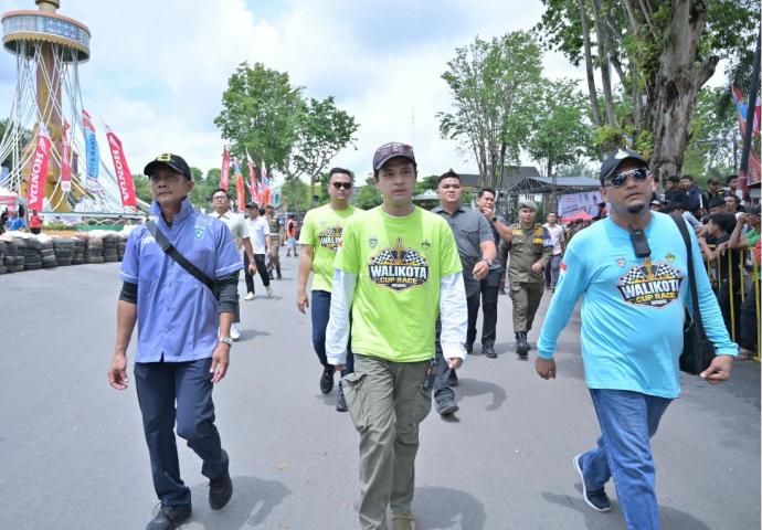 Riuh suara mesin dan sorakan penonton menggema di sirkuit non permanen kawasan Tugu Keris Siginjai, Kotabaru, Kota Jambi, Sabtu (2/5/2026).( Poto :  JAMBIlink ).