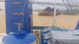 Tongkang batu bara menghantam Jembatan Muara Sabak hingga merusak tiga fender.( Poto : jambiekspres.co.id ).