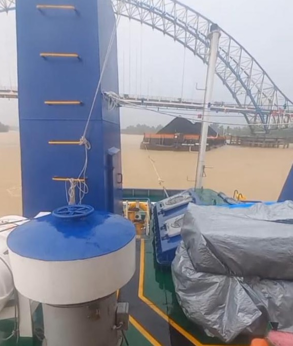 Tongkang batu bara menghantam Jembatan Muara Sabak hingga merusak tiga fender.( Poto : jambiekspres.co.id ).