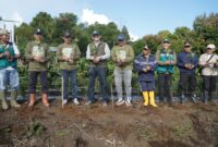 Kepala Dinas Kominfo Provinsi Jambi, Ariansyah dan Bupati Kerinci Monadi ikut menghadiri panen Kopi Robusta.( Poto : istimewa ).