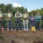 Bupati Kerinci Monadi saat menghadiri panen Kopi Robusta.( Poto : istimewa ).