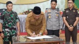 Bupati Sarolangun Hurmin saat menandatangani nota kesepakatan Pilkades serentak di wilayah tersebut, Senin (25/5/2026). ( Poto :ANTARA)