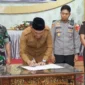 Bupati Sarolangun Hurmin saat menandatangani nota kesepakatan Pilkades serentak di wilayah tersebut, Senin (25/5/2026). ( Poto :ANTARA)